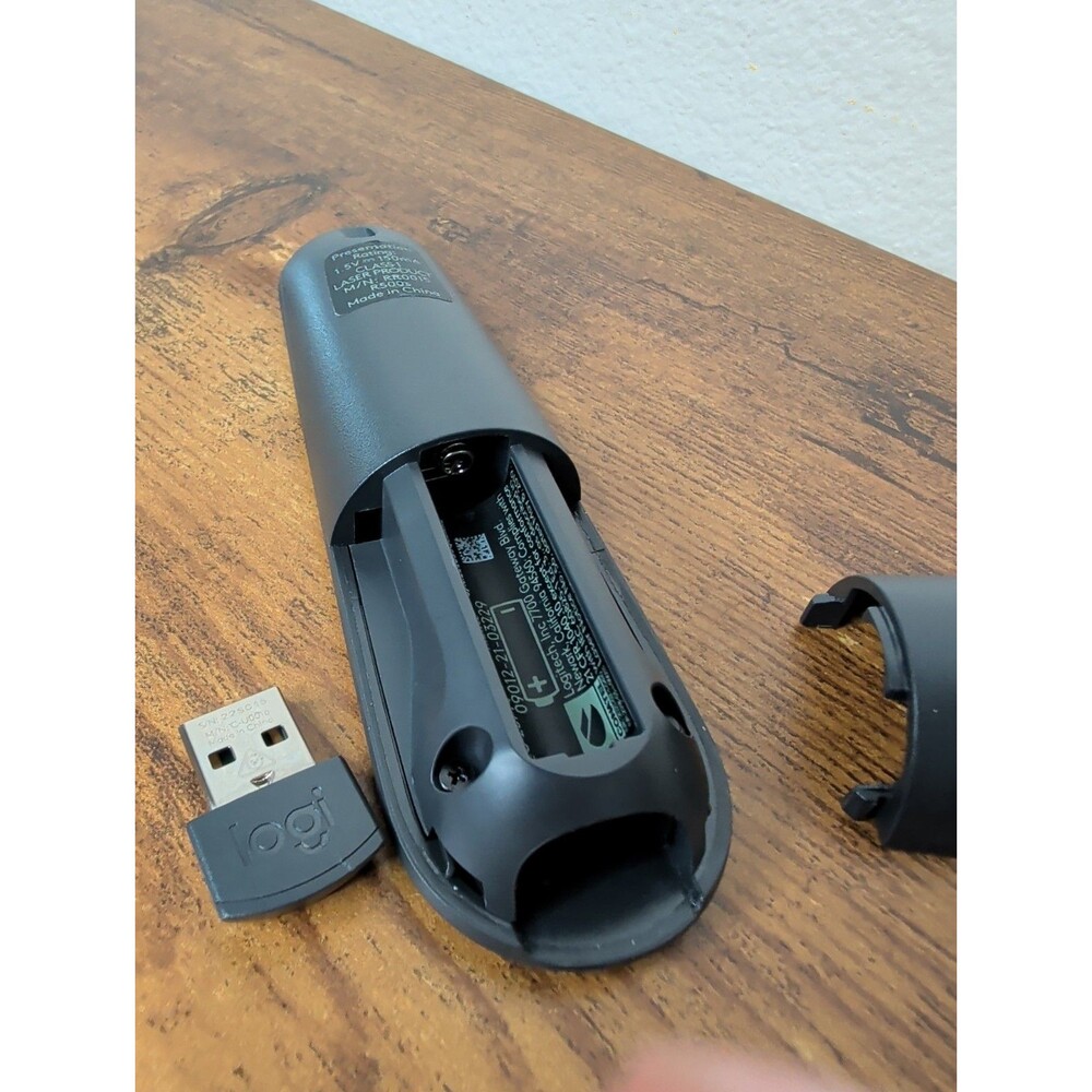 Logitech R500s Wireless Presenter Laser Pointer PowerPoint Clicker w/ Receiver - Picture 3 of 4